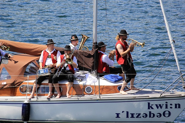 土耳其UCI国家杯｜女麒麟赛与对手相撞摔车 努鲁伊莎紧急送院幸无碍.